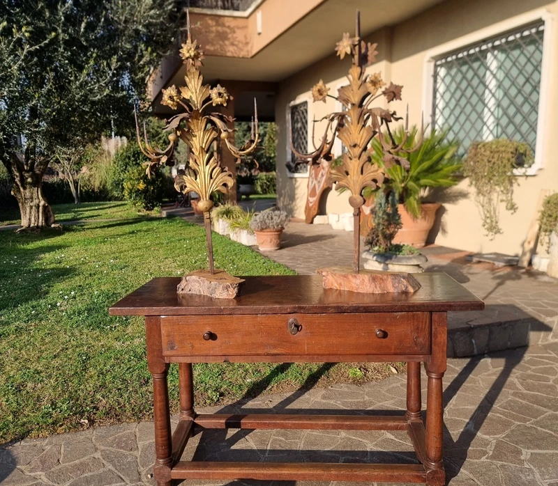 Coppia di candelabri del 1800 in lamierino dorato