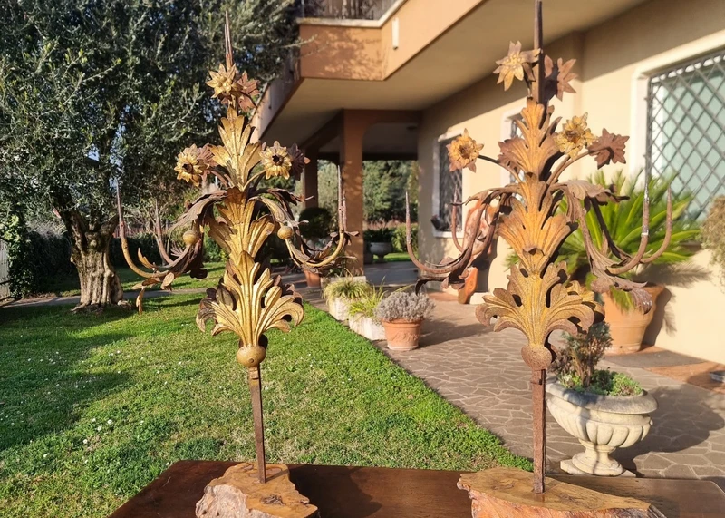 Coppia di candelabri del 1800 in lamierino dorato