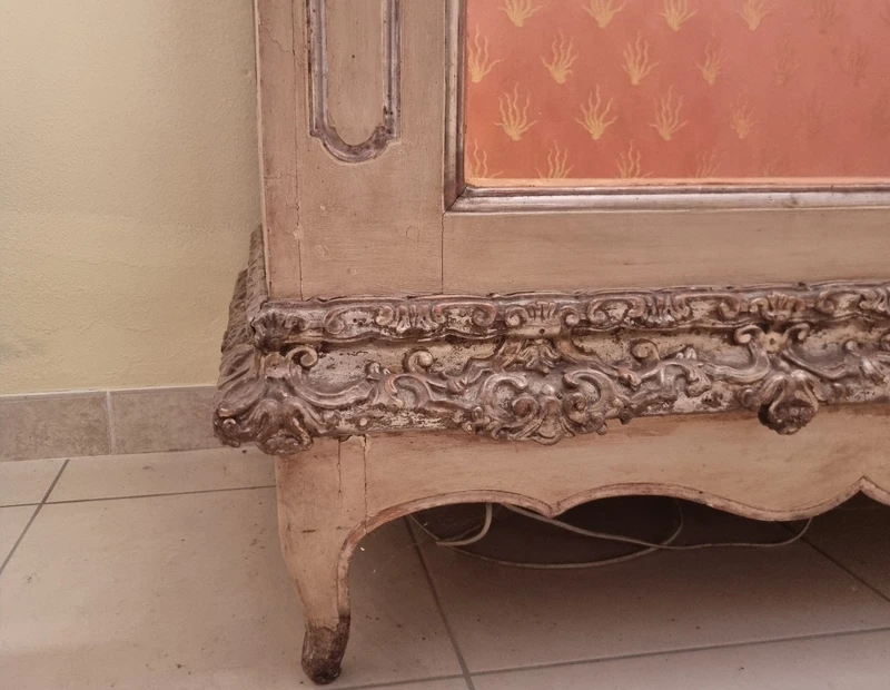 Vetrina Piemontese fine 700 laccata avorio con cornicione in mecca argento