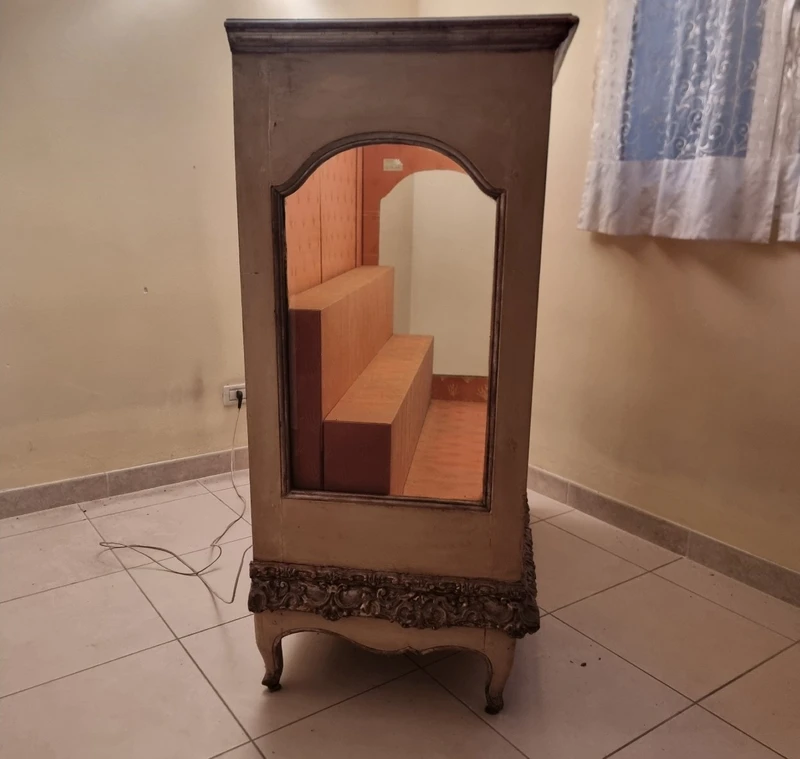 Vetrina Piemontese fine 700 laccata avorio con cornicione in mecca argento