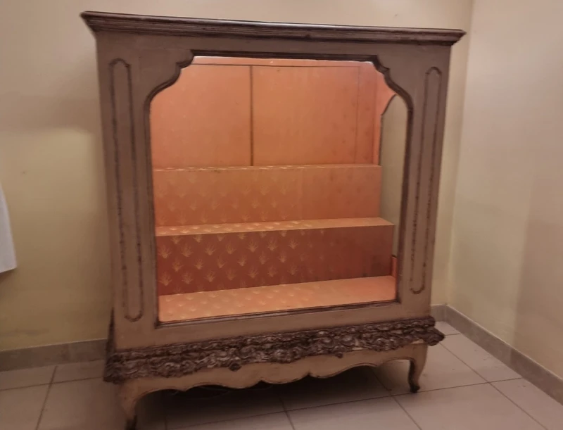 Vetrina Piemontese fine 700 laccata avorio con cornicione in mecca argento