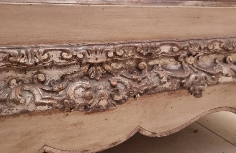 Vetrina Piemontese fine 700 laccata avorio con cornicione in mecca argento