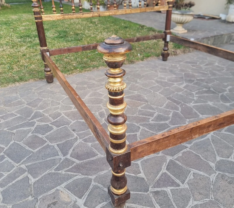 Lit en noyer doré du XVIIe siècle provenant d'un palais noble de Sardaigne