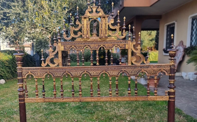 Lit en noyer doré du XVIIe siècle provenant d'un palais noble de Sardaigne