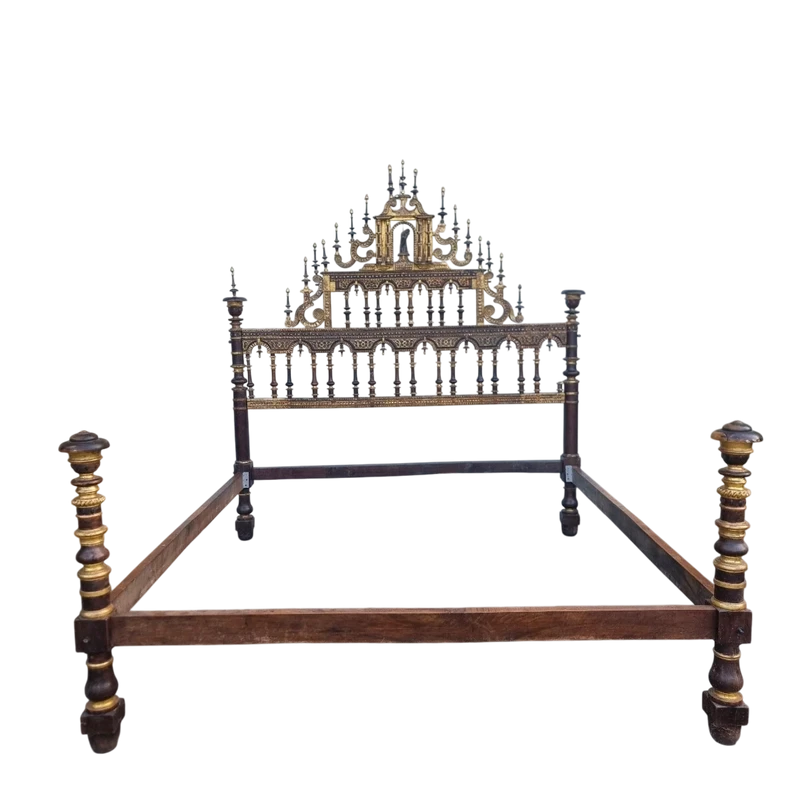 Lit en noyer doré du XVIIe siècle provenant d'un palais noble de Sardaigne