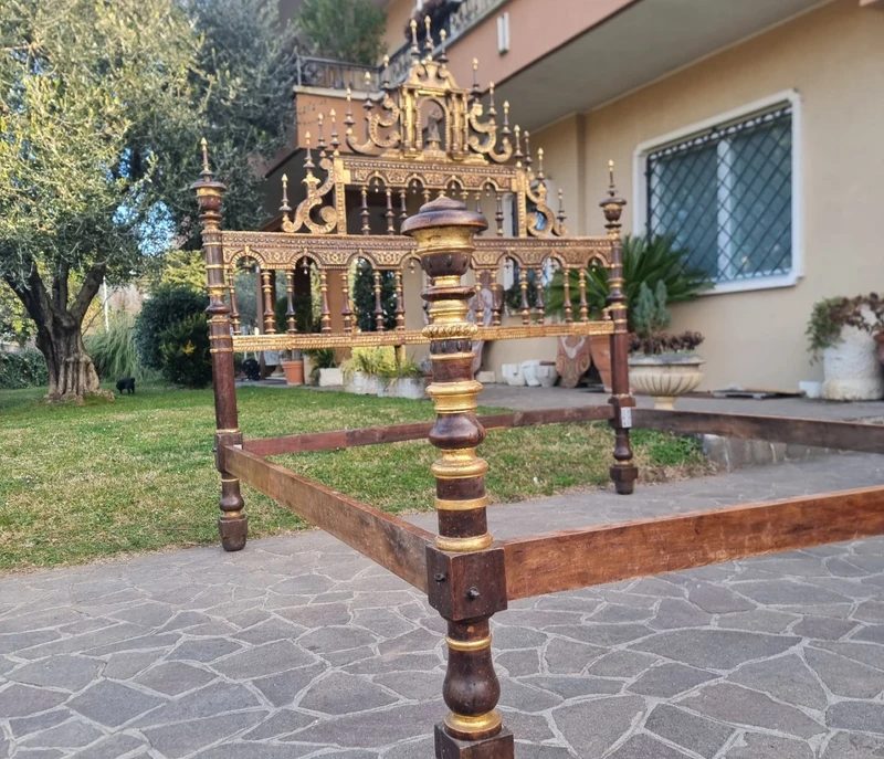 Lit en noyer doré du XVIIe siècle provenant d'un palais noble de Sardaigne