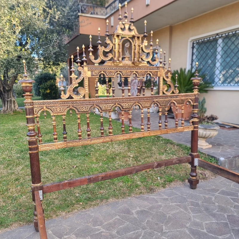 Lit en noyer doré du XVIIe siècle provenant d'un palais noble de Sardaigne