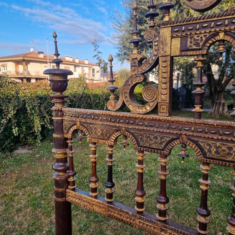 Lit en noyer doré du XVIIe siècle provenant d'un palais noble de Sardaigne
