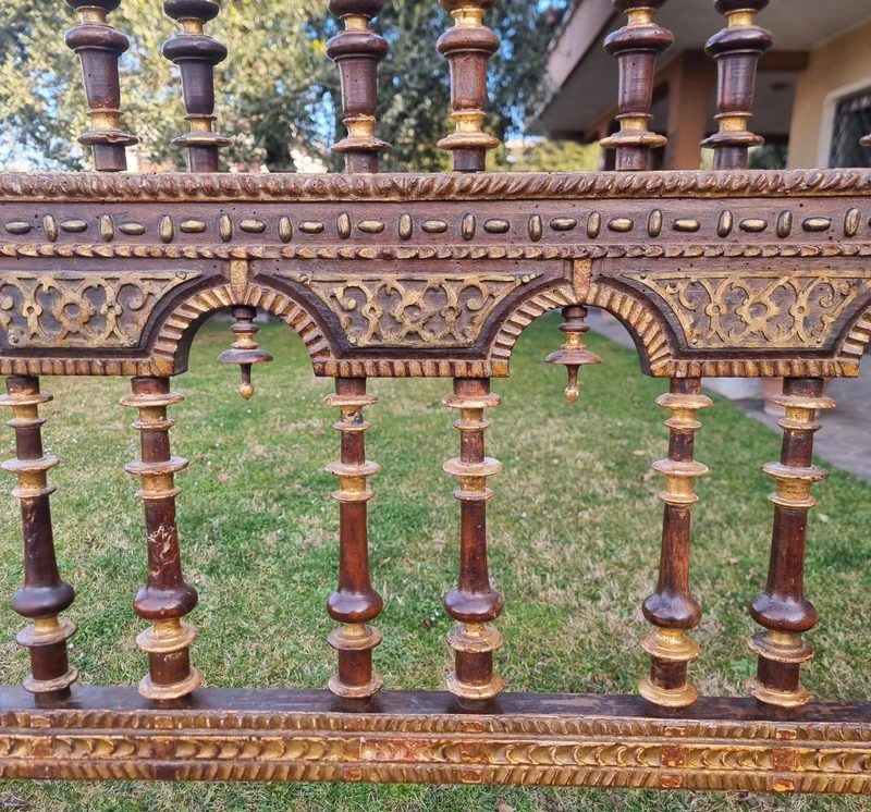 Lit en noyer doré du XVIIe siècle provenant d'un palais noble de Sardaigne