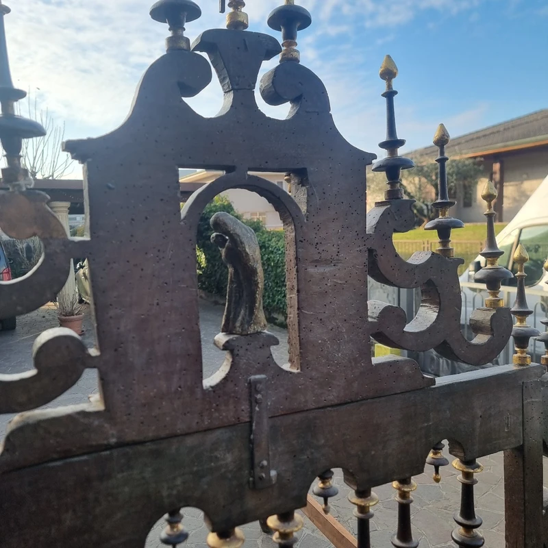 Lit en noyer doré du XVIIe siècle provenant d'un palais noble de Sardaigne