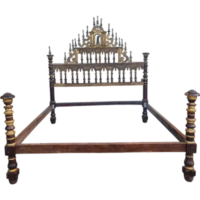Lit en noyer doré du XVIIe siècle provenant d'un palais noble de Sardaigne