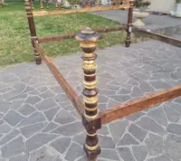 Lit en noyer doré du XVIIe siècle provenant d'un palais noble de Sardaigne