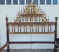 Lit en noyer doré du XVIIe siècle provenant d'un palais noble de Sardaigne
