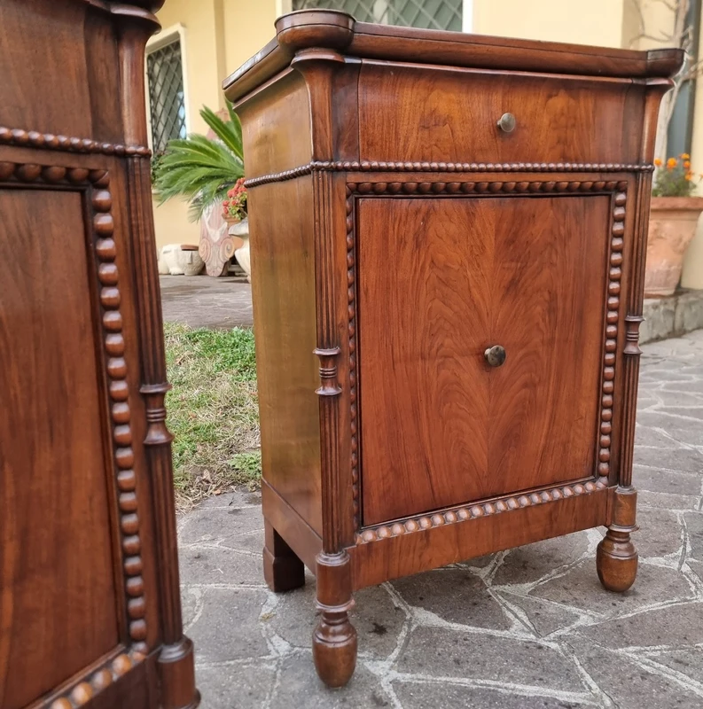 Coppia di Comodini 800 in Noce Lombardi – Eleganza Autentica d’Epoca