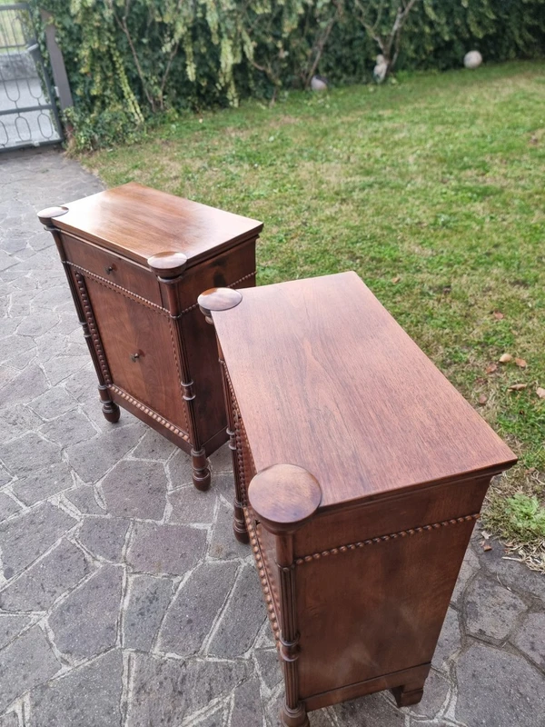 Coppia di Comodini 800 in Noce Lombardi – Eleganza Autentica d’Epoca