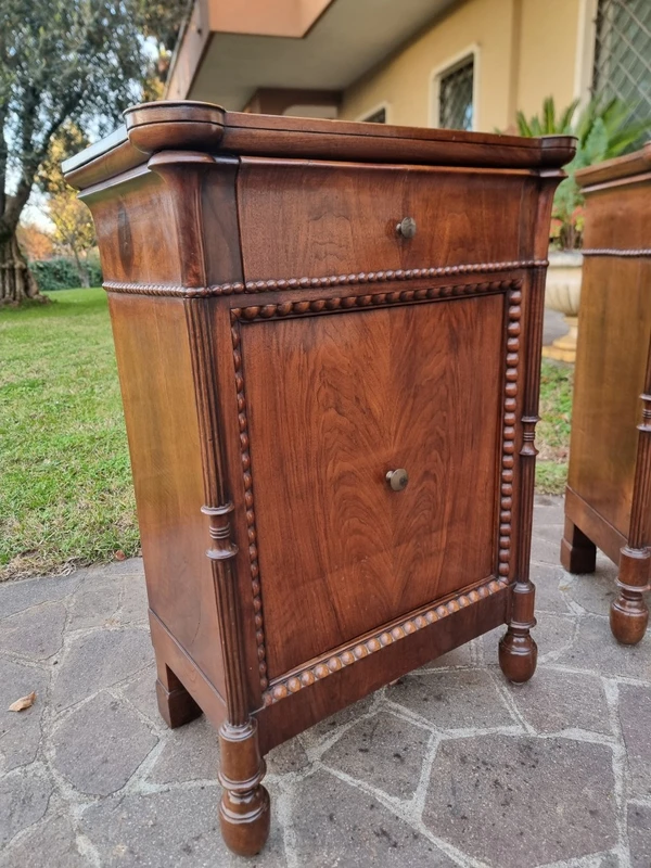 Coppia di Comodini 800 in Noce Lombardi – Eleganza Autentica d’Epoca