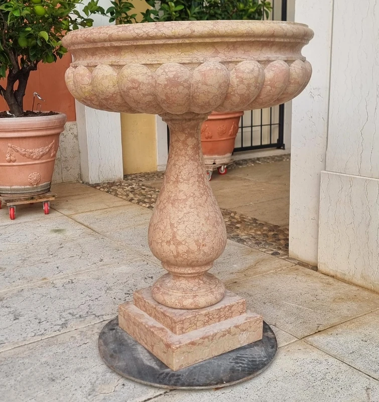 Coppia di acquasantiere del 900 in marmo rosa di Verona