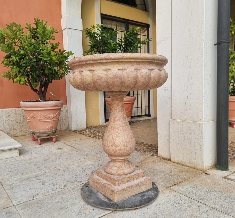 Coppia di acquasantiere del 900 in marmo rosa di Verona