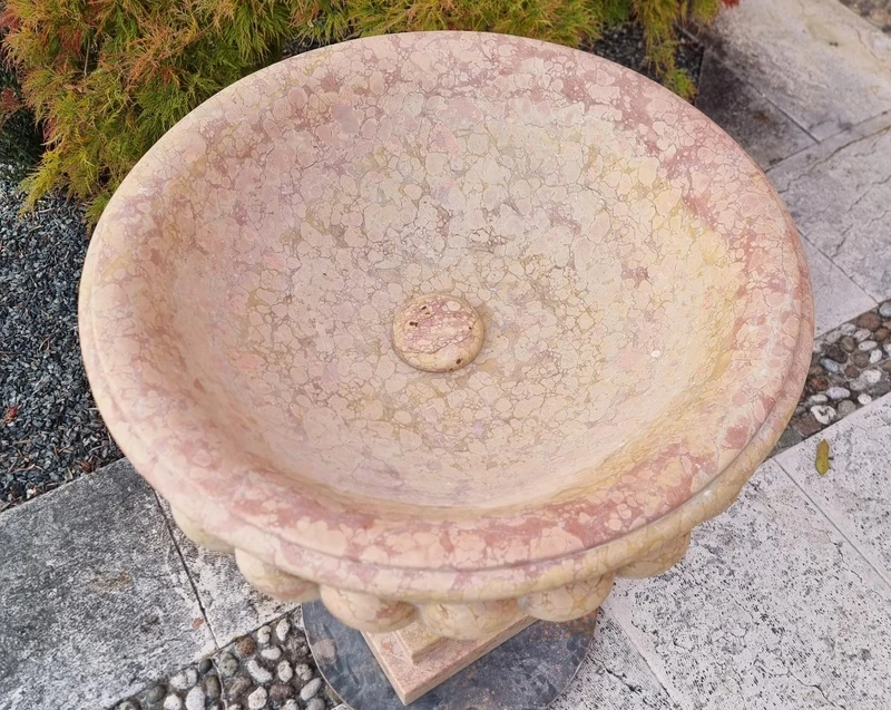 Coppia di acquasantiere del 900 in marmo rosa di Verona