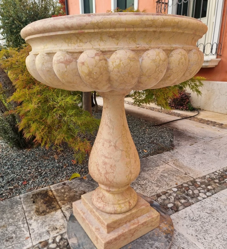 Coppia di acquasantiere del 900 in marmo rosa di Verona