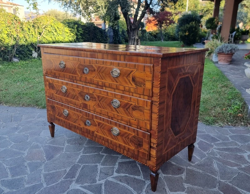 Cassettone Modenese del 700 Luigi XVI in noce con diverse essenze ed intarsi