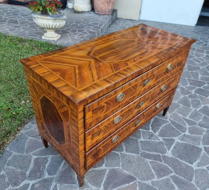 Cassettone Modenese del 700 Luigi XVI in noce con diverse essenze ed intarsi