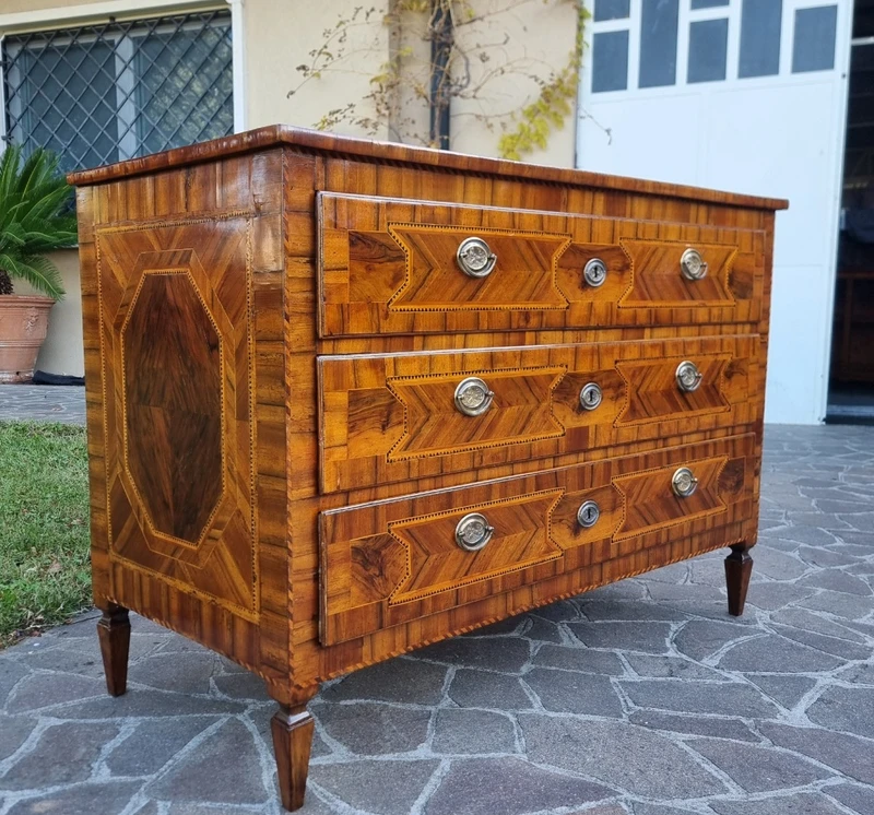 Cassettone Modenese del 700 Luigi XVI in noce con diverse essenze ed intarsi
