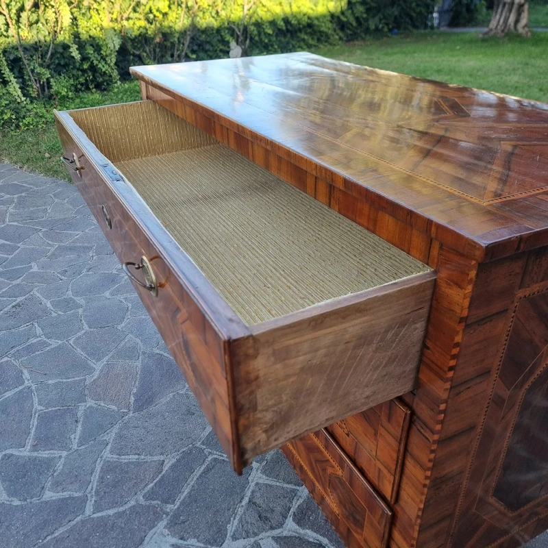 Cassettone Modenese del 700 Luigi XVI in noce con diverse essenze ed intarsi