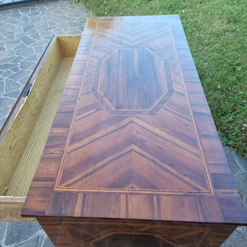 Cassettone Modenese del 700 Luigi XVI in noce con diverse essenze ed intarsi