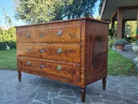 Cassettone Modenese del 700 Luigi XVI in noce con diverse essenze ed intarsi