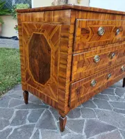 Cassettone Modenese del 700 Luigi XVI in noce con diverse essenze ed intarsi