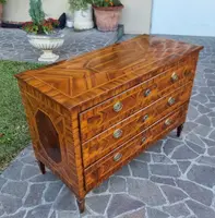 Cassettone Modenese del 700 Luigi XVI in noce con diverse essenze ed intarsi