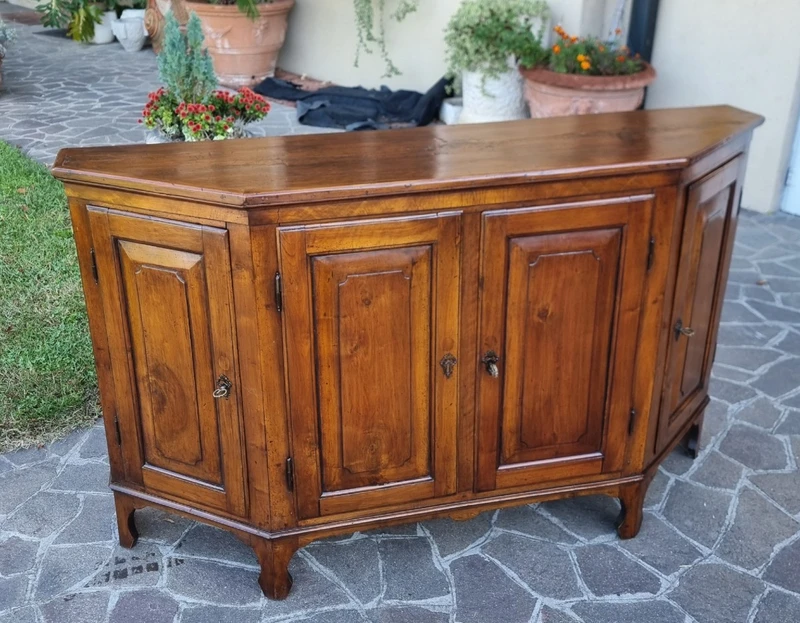 Credenza scantonata del 700 in noce  Veneto