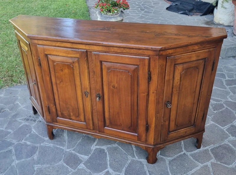 Credenza scantonata del 700 in noce  Veneto
