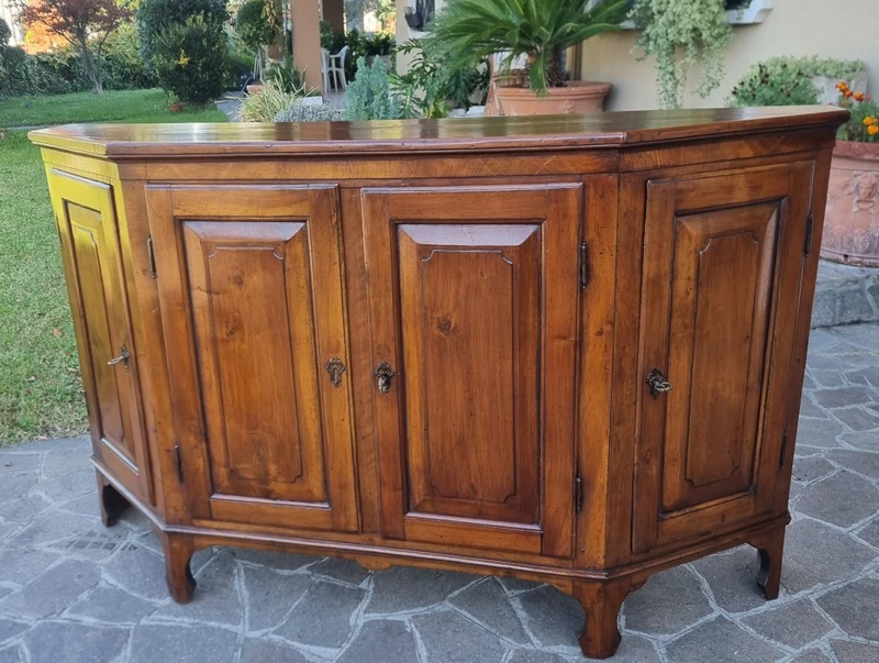 Credenza scantonata del 700 in noce  Veneto