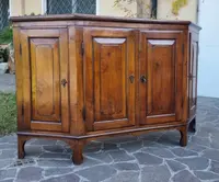 Credenza scantonata del 700 in noce  Veneto