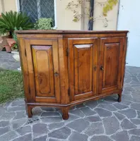 Credenza scantonata del 700 in noce  Veneto