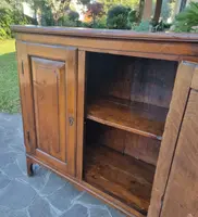 Credenza scantonata del 700 in noce  Veneto