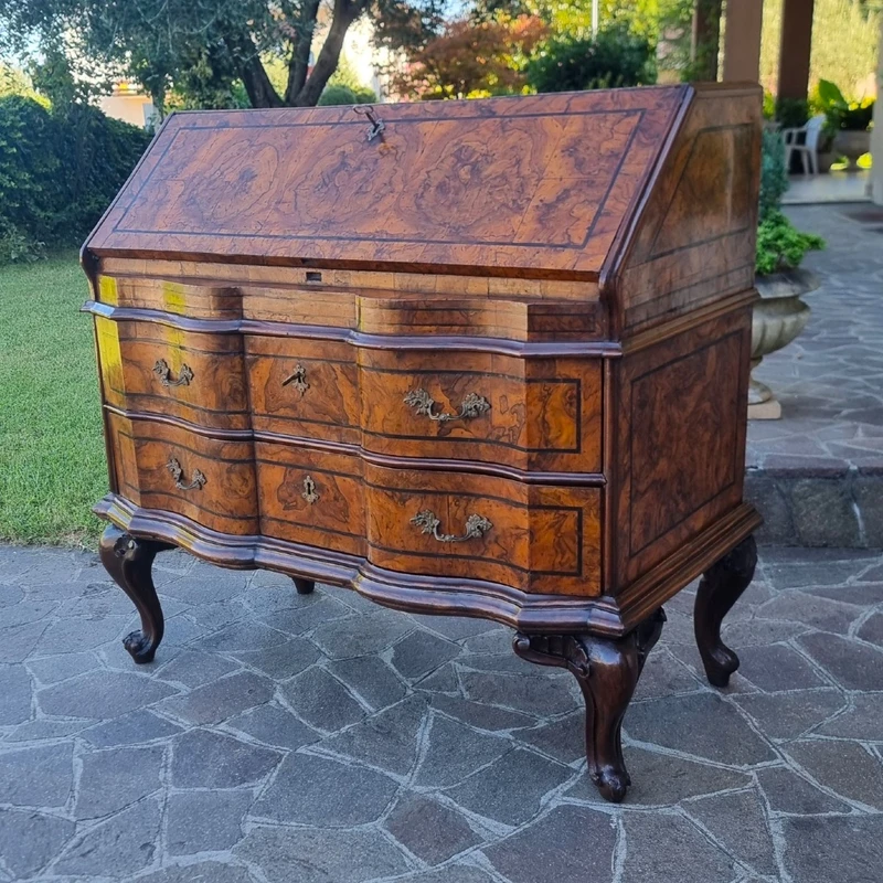 Rabat de Venise Louis XV du XVIIIe siècle à racine de noyer : un chef-d'œuvre d'élégance