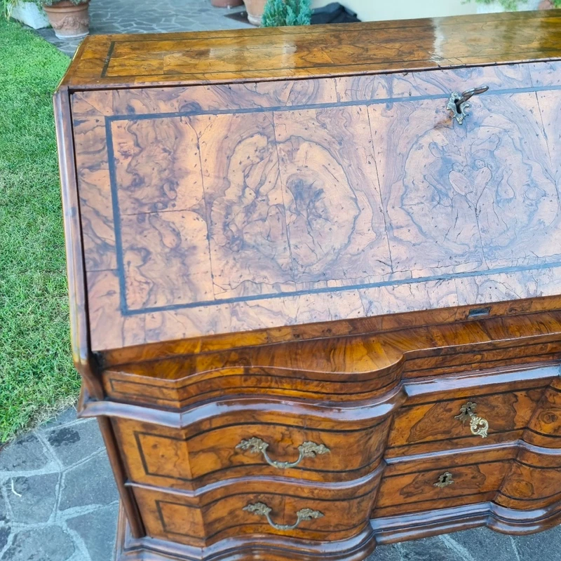 Rabat de Venise Louis XV du XVIIIe siècle à racine de noyer : un chef-d'œuvre d'élégance