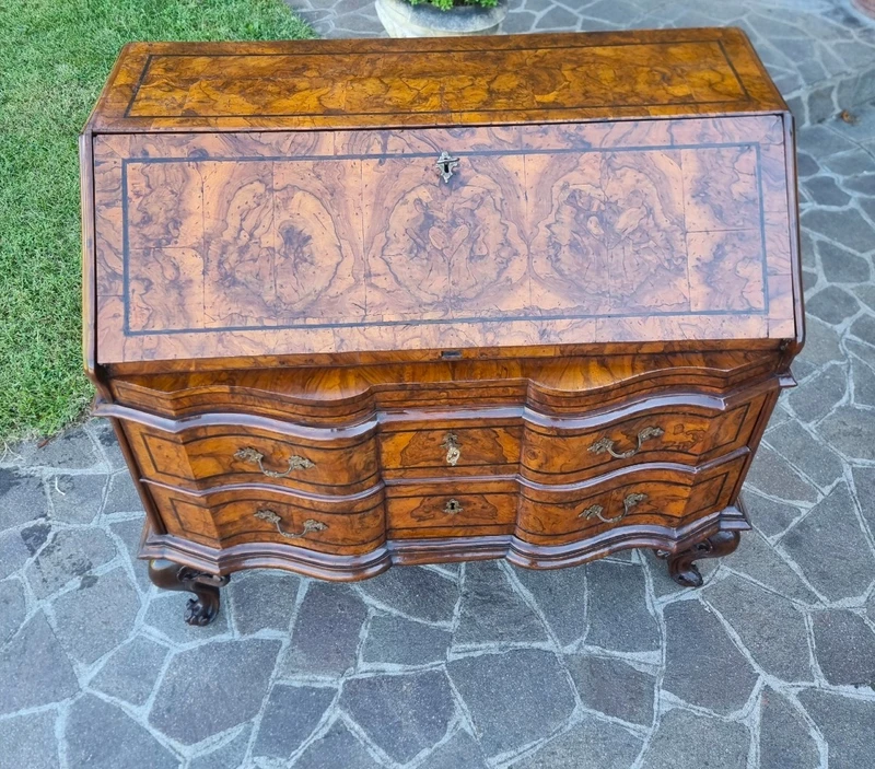 Rabat de Venise Louis XV du XVIIIe siècle à racine de noyer : un chef-d'œuvre d'élégance