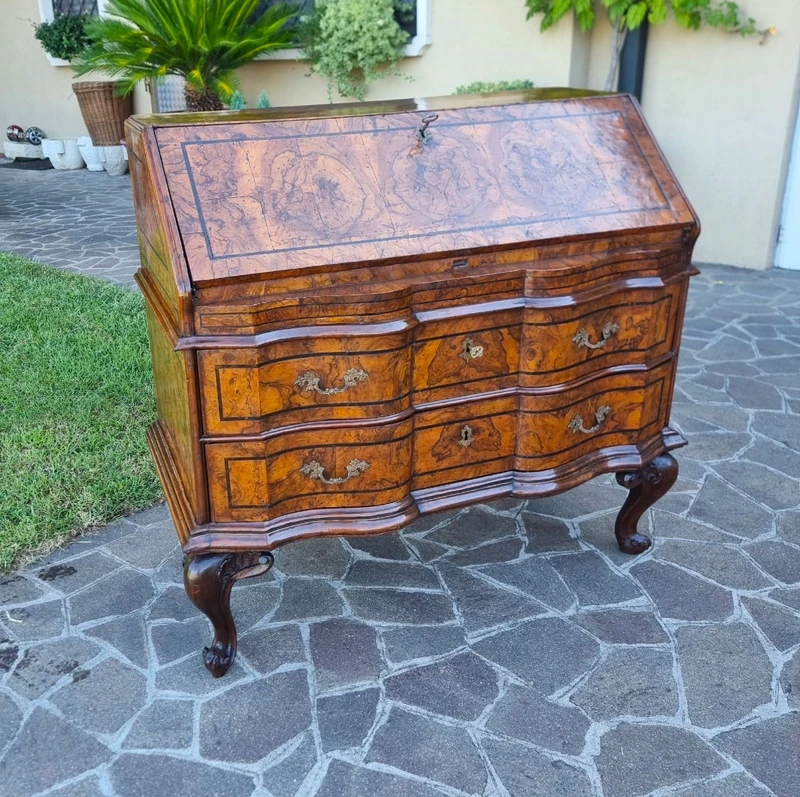 Rabat de Venise Louis XV du XVIIIe siècle à racine de noyer : un chef-d'œuvre d'élégance