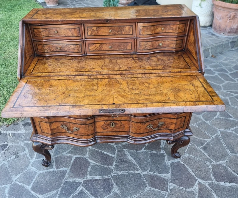 Rabat de Venise Louis XV du XVIIIe siècle à racine de noyer : un chef-d'œuvre d'élégance