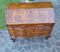 Rabat de Venise Louis XV du XVIIIe siècle à racine de noyer : un chef-d'œuvre d'élégance