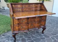 Rabat de Venise Louis XV du XVIIIe siècle à racine de noyer : un chef-d'œuvre d'élégance