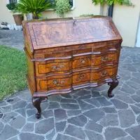 Rabat de Venise Louis XV du XVIIIe siècle à racine de noyer : un chef-d'œuvre d'élégance