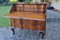 Rabat de Venise Louis XV du XVIIIe siècle à racine de noyer : un chef-d'œuvre d'élégance