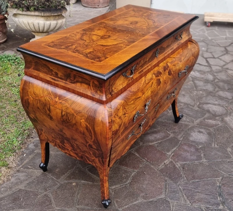 Commode lombarde de style Louis XV de la fin du XIXe siècle