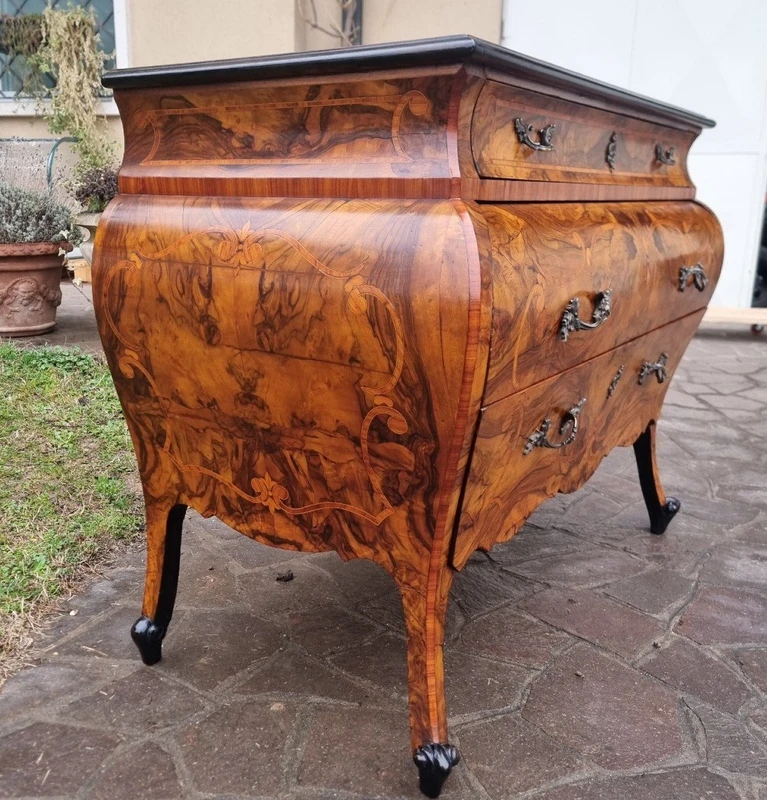 Commode lombarde de style Louis XV de la fin du XIXe siècle