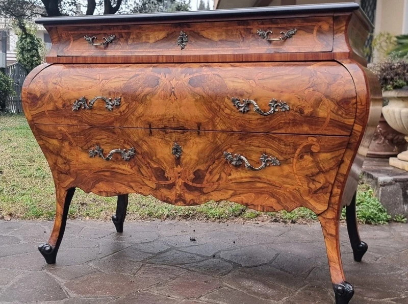 Commode lombarde de style Louis XV de la fin du XIXe siècle